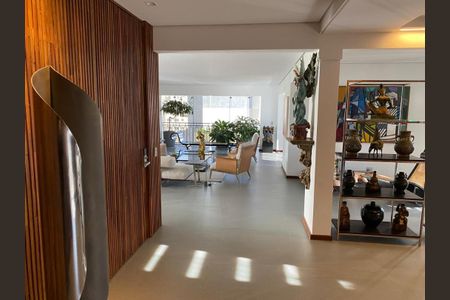 Apartamento à venda com 466m², 4 quartos e 6 vagasEspaça de estar com mobiliário moderno e decoração minimalista, com vista para o jardim.