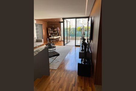 Apartamento à venda com 466m², 4 quartos e 6 vagasSala com móveis modernos e decoração minimalista, com vista para a piscina e o jardim.