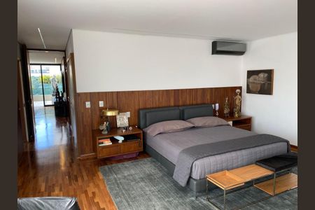 Quarto com cama de casal, mesas de cabeceira e móveis de madeira, com vista para a varanda. de apartamento à venda com 4 quartos, 466m² em Santa Cecilia, São Paulo