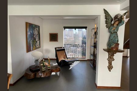 Sala com móveis modernos e decoração artística, com vista para a cidade. de apartamento à venda com 4 quartos, 466m² em Santa Cecilia, São Paulo