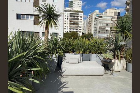 Apartamento à venda com 466m², 4 quartos e 6 vagasVaranda com sofá e plantas em um edifício residencial em Lisboa.
