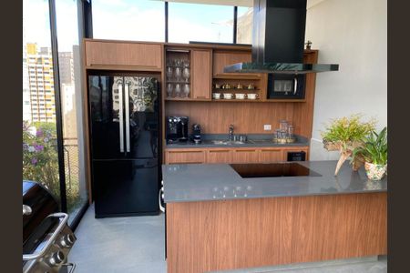 Apartamento à venda com 466m², 4 quartos e 6 vagasCozinha moderna com móveis de madeira e equipamentos de alta tecnologia.