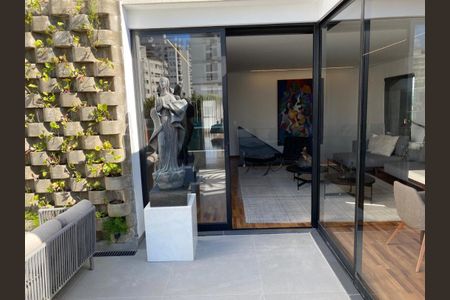 Apartamento à venda com 466m², 4 quartos e 6 vagasPatio com estatú de Nossa Senhora e jardim vertical, com vista para a cidade.