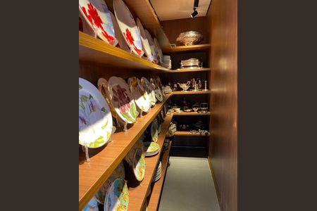 Apartamento à venda com 466m², 4 quartos e 6 vagasPrateleiras com pratos decorados e utensílios de cozinha em uma casa de luxo.