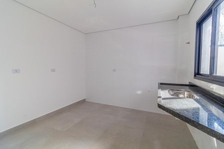 Apartamento à venda com 95m², 3 quartos e 1 vagaCocina con paredes blancas, suelo de baldosas y encimera de granito.