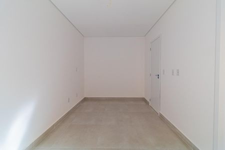 Apartamento à venda com 95m², 3 quartos e 1 vagaParede branca e piso de porcelanato em um ambiente com iluminação natural e poucos móveis.