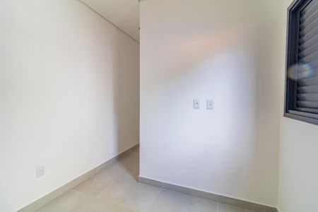 Apartamento à venda com 95m², 3 quartos e 1 vagaParede branca com iluminação natural e janela com persianas fechadas.