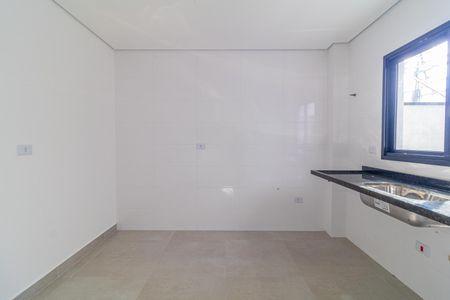 Apartamento à venda com 95m², 3 quartos e 1 vagaCozinha com piso de porcelanato, bancada de granito e janela pequena.