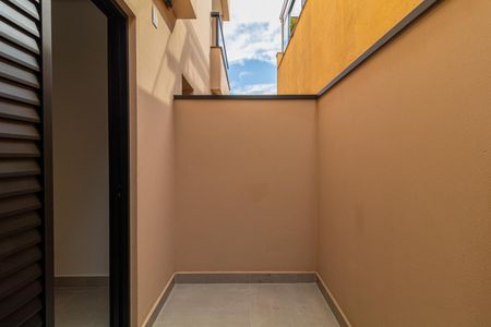 Apartamento à venda com 95m², 3 quartos e 1 vagaPátio com vista para a cidade, com piso de pedra e paredes de tijolo.