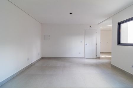 Apartamento à venda com 95m², 3 quartos e 1 vagaEspaço vázio com paredes brancas e piso de porcelanato, sem mobiliário ou decoração.