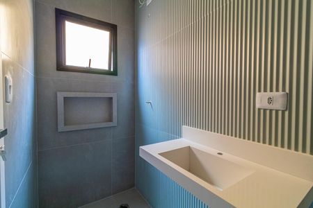 Apartamento à venda com 95m², 3 quartos e 1 vagaBanheiro em construção com piso de porcelanato e parede com listras verticais.