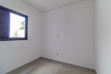 Apartamento à venda com 95m², 3 quartos e 1 vagaParede branca com janela pequena e piso de porcelanato.