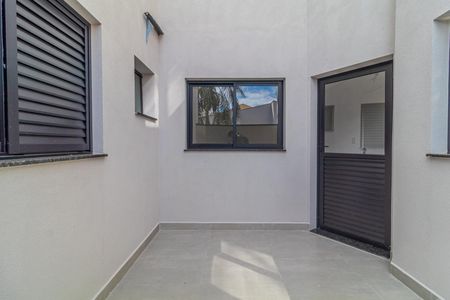 Apartamento à venda com 95m², 3 quartos e 1 vagaPátio com janelas pequenas e iluminação boa, com uma porta de vidro e um chão de cerâmica.