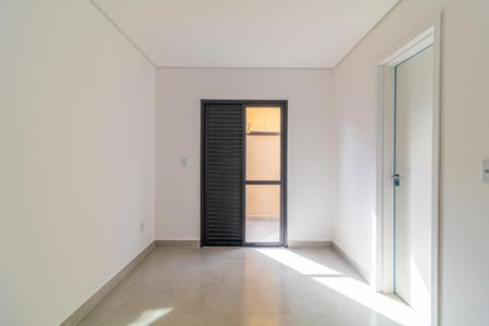 Apartamento à venda com 95m², 3 quartos e 1 vagaParede branca com porta de vidro e janela com persianas fechadas, iluminada por luz natural.
