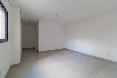 Apartamento à venda com 95m², 3 quartos e 1 vagaEspaço vazio com paredes brancas e piso de porcelanato.