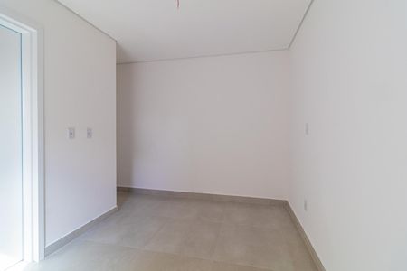 Apartamento à venda com 95m², 3 quartos e 1 vagaParede branca e piso de porcelanato em um quarto vazio, com luz natural entrando pela porta.