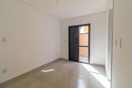 Apartamento à venda com 95m², 3 quartos e 1 vagaQuarto com porta de vidro e piso de porcelanato, iluminado por luz natural.