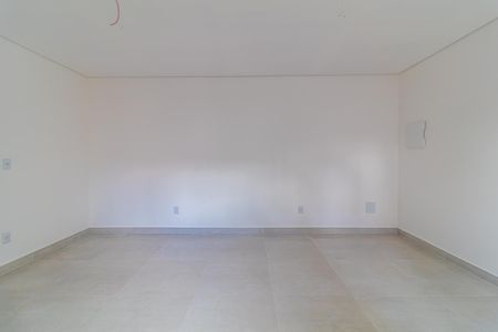 Apartamento à venda com 95m², 3 quartos e 1 vagaEspaço vázio com piso de porcelanato e parede branca, sem mobiliário ou decoração.