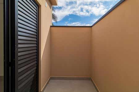 Apartamento à venda com 95m², 3 quartos e 1 vagaPátio com vista para o céu azul e nuvens brancas.