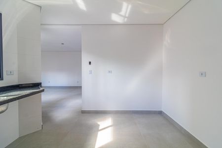 Apartamento à venda com 95m², 3 quartos e 1 vagaEspaço vazio com iluminação natural, parede branca e piso de porcelanato.