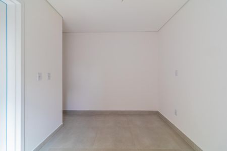 Apartamento à venda com 95m², 3 quartos e 1 vagaEspaço vazio com paredes brancas e piso de porcelanato.