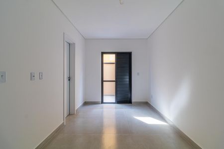 Apartamento à venda com 95m², 3 quartos e 1 vagaParede branca e porta de cor escura, com luz filtrando pela janela, iluminando o chão de porcelanato e o teto branco.