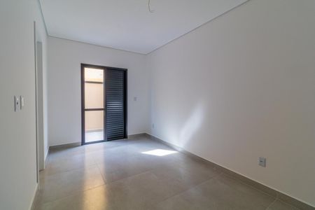 Apartamento à venda com 95m², 3 quartos e 1 vagaParede branca e teto branco, com porta de vidro e madeira, iluminada por luz natural.