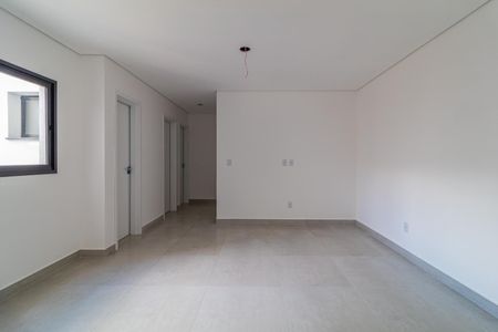 Apartamento à venda com 95m², 3 quartos e 1 vagaEspaço vazio com paredes brancas e piso de porcelanato, sem mobiliário ou decoração.