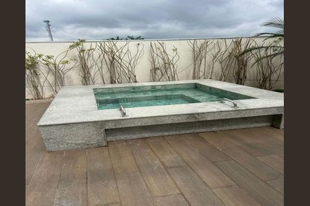 Apartamento à venda com 55m², 2 quartos e 1 vagaPiscina com teto de granito e piso de pedra natural, com vista para a varanda.