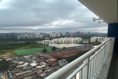 Apartamento à venda com 55m², 2 quartos e 1 vagaVista panorâmica de uma cidade com prédios altos e um campo de futebol, sob um céu nublado.