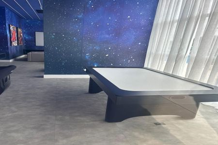 Tabela de bilhar em uma sala com decoração espacial, com paredes azuis e estrelas, e uma janela com cortinas brancas. de apartamento à venda com 2 quartos, 55m² em Jardim Esperanca, Barueri