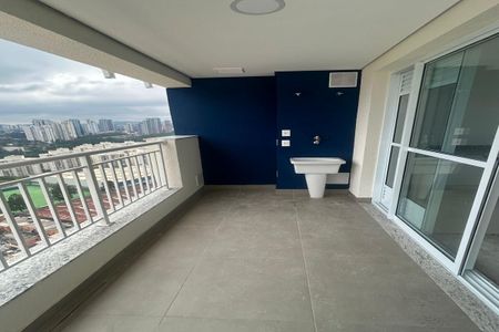 Apartamento à venda com 55m², 2 quartos e 1 vagaVaranda com vista para o bairro, com piso de porcelanato e banheiro com pia e vaso sanitário.