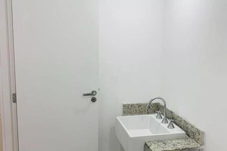 Apartamento à venda com 55m², 2 quartos e 1 vagaBanheiro com pia e porta de vidro, com iluminação natural e boa qualidade de acabamento.