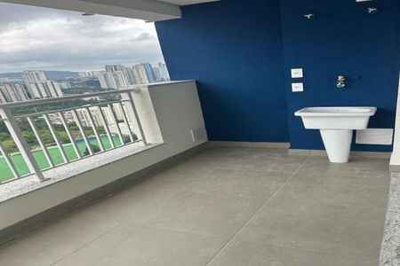 Apartamento à venda com 55m², 2 quartos e 1 vagaVaranda com vista para campo de futebol e prédios de apartamentos.