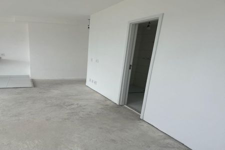 Apartamento à venda com 55m², 2 quartos e 1 vagaEspaço vázio com paredes brancas e piso de concreto, sem mobiliário ou decoração.