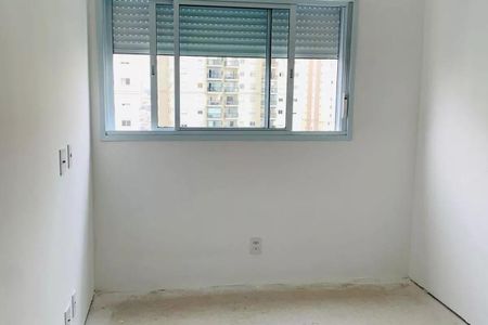 Apartamento à venda com 55m², 2 quartos e 1 vagaJanela com persianas de alumínio, vista para o prédio ao lado.