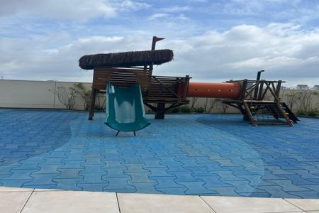 Apartamento à venda com 55m², 2 quartos e 1 vagaPraça de brinquedos com escorregador e estrutura de madeira com palha.