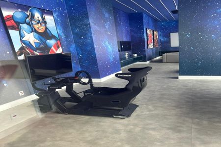 Apartamento à venda com 55m², 2 quartos e 1 vagaSala de jogos com decoração de Capitão América e móveis de design moderno.