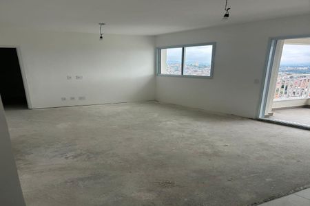 Espaço de estar com vista para a cidade, com piso de concreto e janelas pequenas. de apartamento à venda com 2 quartos, 55m² em Jardim Esperanca, Barueri