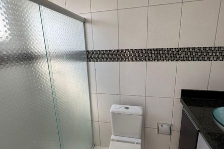 Banheiro com chuveiro e pia, com azulejos brancos e mosaico preto e branco no topo da parede. de casa à venda com 3 quartos, 235m² em Vila Santa Izabel, São Bernardo do Campo