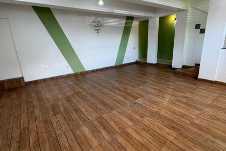 Sala com piso de porcelanato, paredes brancas e verde, com uma porta para a cozinha e uma escada para o andar de cima. de casa à venda com 3 quartos, 235m² em Vila Santa Izabel, São Bernardo do Campo