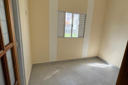 Parede com janela e porta de madeira, com vista para o quintal. de casa à venda com 3 quartos, 235m² em Vila Santa Izabel, São Bernardo do Campo