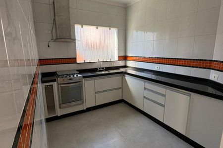 Cozinha com móveis brancos, piso de porcelanato, eletrodomésticos modernos e iluminação adequada. de casa à venda com 3 quartos, 235m² em Vila Santa Izabel, São Bernardo do Campo