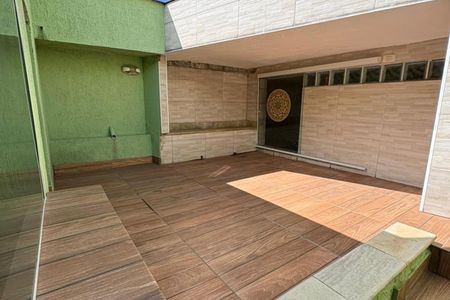 Pátio com piso de cerâmica e teto aberto, com uma porta de vidro e uma janela pequena. de casa à venda com 3 quartos, 235m² em Vila Santa Izabel, São Bernardo do Campo