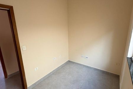 Quarto com piso de porcelanato e parede branca, sem móveis ou decoração. de casa à venda com 3 quartos, 235m² em Vila Santa Izabel, São Bernardo do Campo