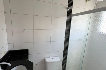 Banheiro com piso de porcelanato, vaso sanitário e chuveiro, com iluminação adequada. de casa à venda com 3 quartos, 235m² em Vila Santa Izabel, São Bernardo do Campo