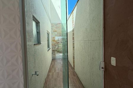 Parede externa com janelas e porta de vidro, com piso de madeira e parede de pedra. de casa à venda com 3 quartos, 235m² em Vila Santa Izabel, São Bernardo do Campo