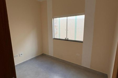 Parede com janela e piso de cerâmica, iluminada por luz natural. de casa à venda com 3 quartos, 235m² em Vila Santa Izabel, São Bernardo do Campo