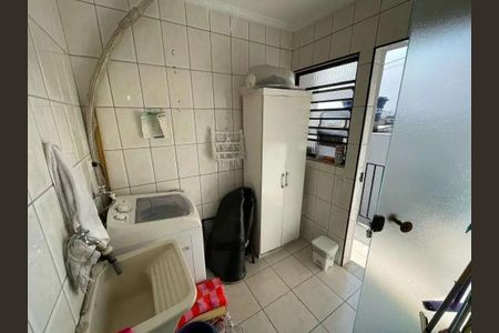 Casa à venda com 200m², 4 quartos e 2 vagasBanheiro com lavadora e secadora, pia e vaso sanitário, armário e porta de vidro.