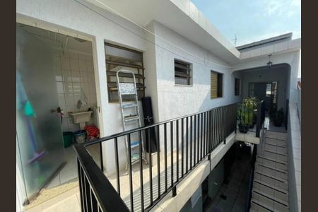 Casa à venda com 200m², 4 quartos e 2 vagasBanheiro com chuveiro e pia, com uma escada de metal e uma janela pequena.